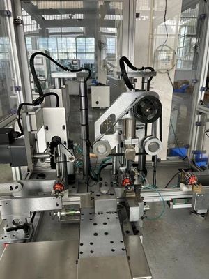 Otomatik üretim hattında komutatör dönüştürme makinesi